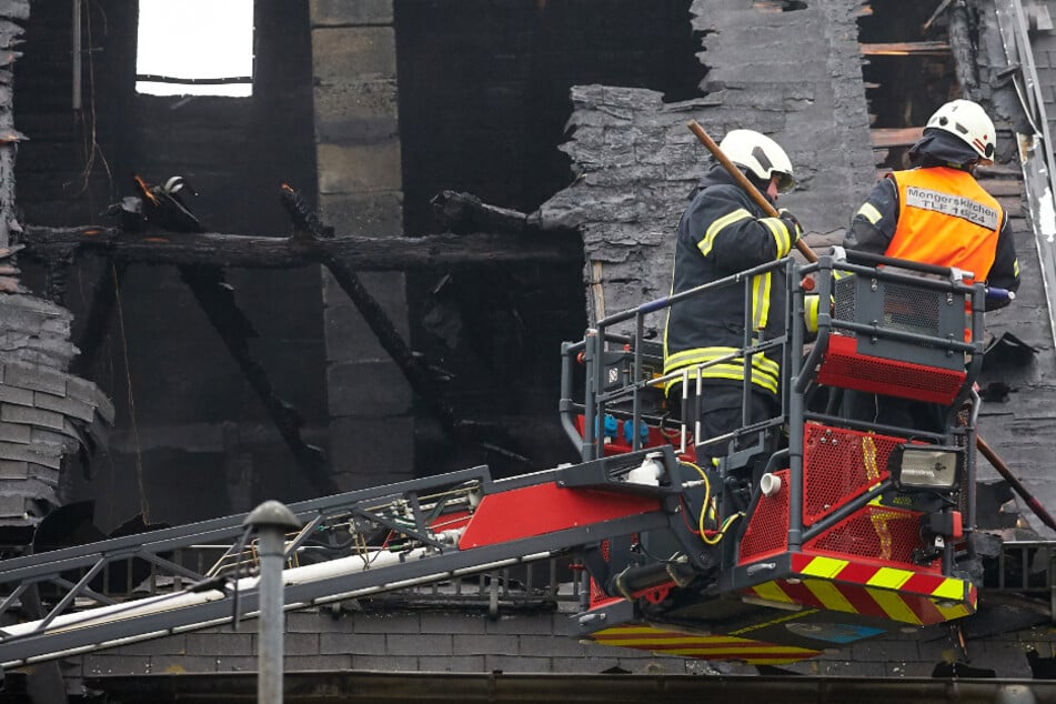 Das Foto aus dem November 2019 zeigt Feuerwehrleute bei der Brand-Ruine in Mengerskirchen.