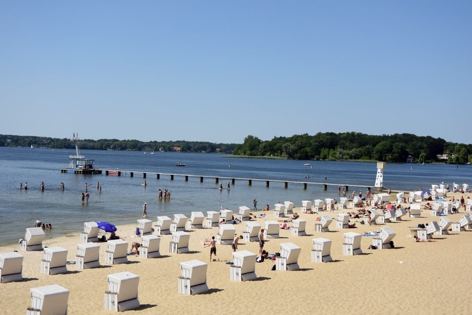 Das große Strandbad Wannsee bietet viel Platz für Badespaß, Sport und Entspannung.