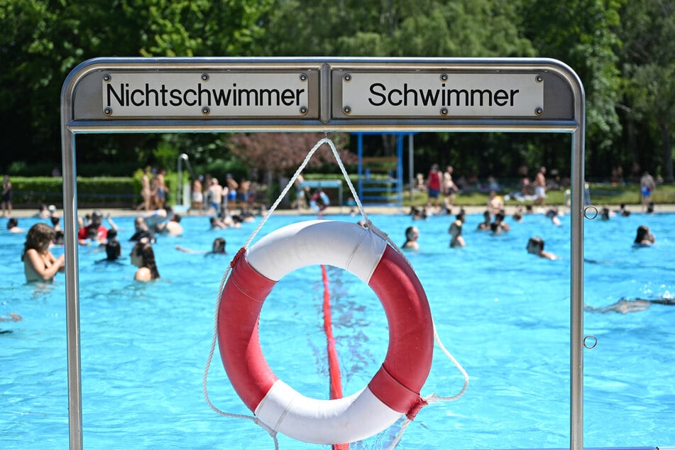 Kinder und Jugendliche dürfen am Freitag für nur einen Euro die städtischen Freibäder besuchen. (Symbolbild)