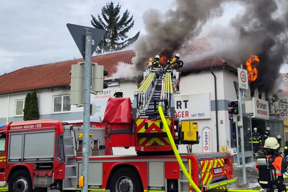 München: Flammen schlagen aus den Fenstern: Münchner Geschäft brennt lichterloh