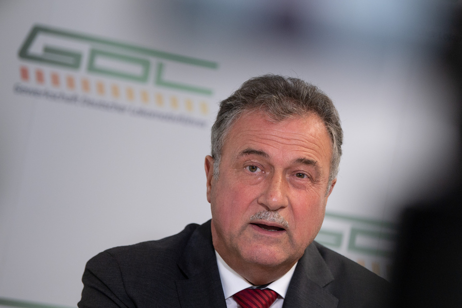Der Chef der Lokomotivführergewerkschaft GDL, Claus Weselsky (62), hält nicht viel vom Tarif-Angebot der Deutschen Bahn.