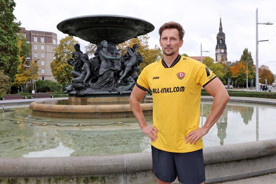 Thomas Melchior (46) wohnt zwar in Magdeburg, ist aber Fan von Dynamo Dresden. Als "Sportwettensheriff" streift er regelmäßig die Trikots verschiedener Klubs über.