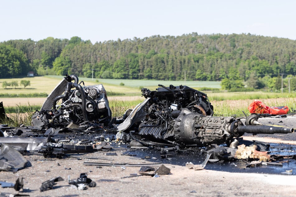 Durch die Wucht des Aufpralls wurden beide Motorblöcke aus den Fahrzeugen gerissen.