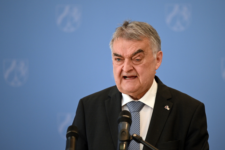 NRW-Innenminister Herbert Reul (70, CDU) macht sich dafür stark, dass extremistische Beamte leichter aus dem Beamtenverhältnis entlassen werden können.