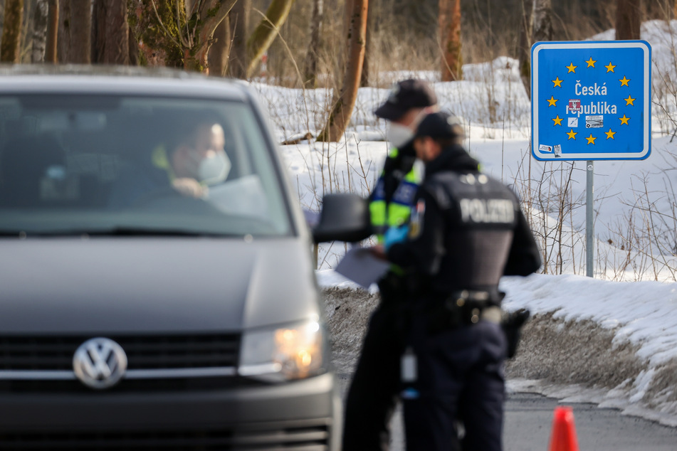 Beamte der Bundespolizei kontrollieren in Sachsen den Fahrer eines Fahrzeuges aus Tschechien. Der Weg über die deutsch-tschechische Grenze ist durch die strengen Einreisebeschränkungen an der Grenze getrennt.