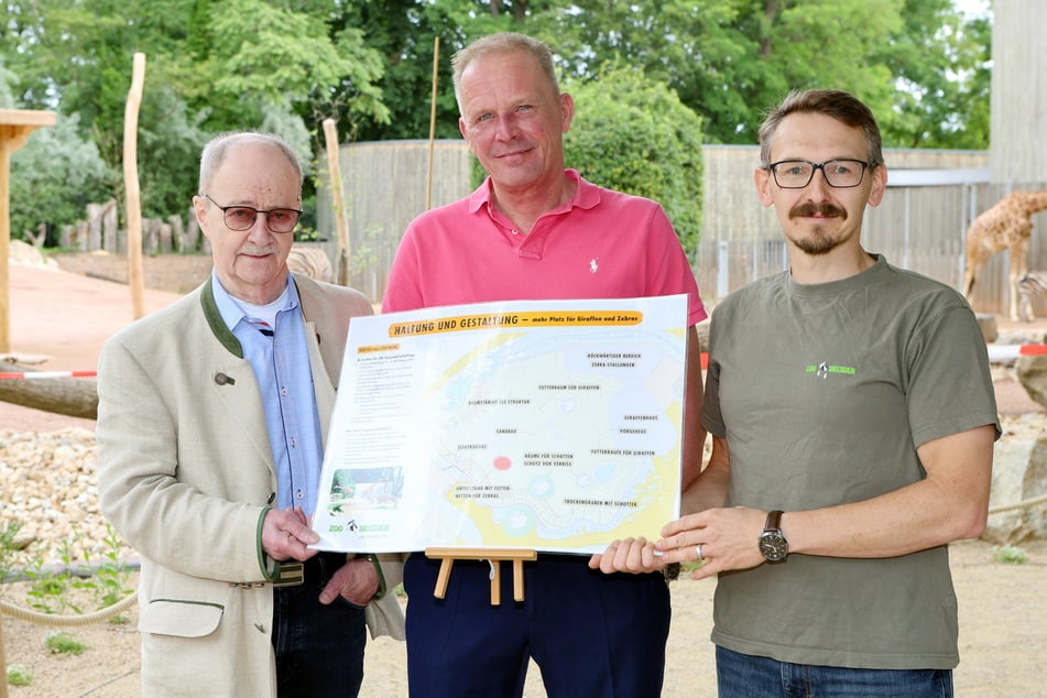 Ralf Leidel (77, l.), Zoodirektor Karl-Heinz Ukena (55) und Matthias Hendel (44, r.) freuen sich über das neu eröffnete Zebra- und Giraffengelände.