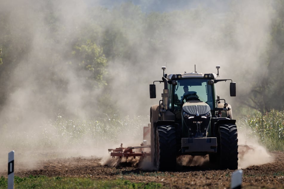 Während eines Arbeitseinsatzes ist ein Landwirt (38) mit seinem Traktor verunglückt. (Symbolfoto)