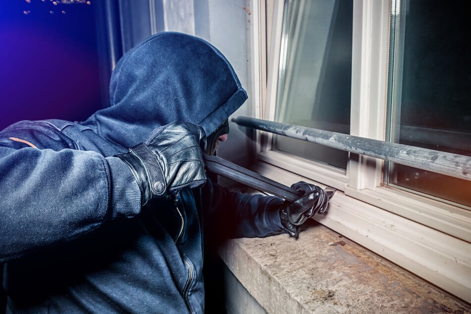 Die Einbrecher gelangten über Fenster in die Wohnungen. (Symbolfoto)