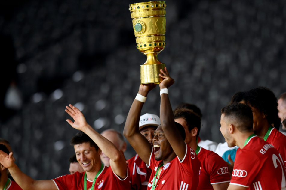 David Alaba (28) streckt den DFB-Pokal in die Höhe.