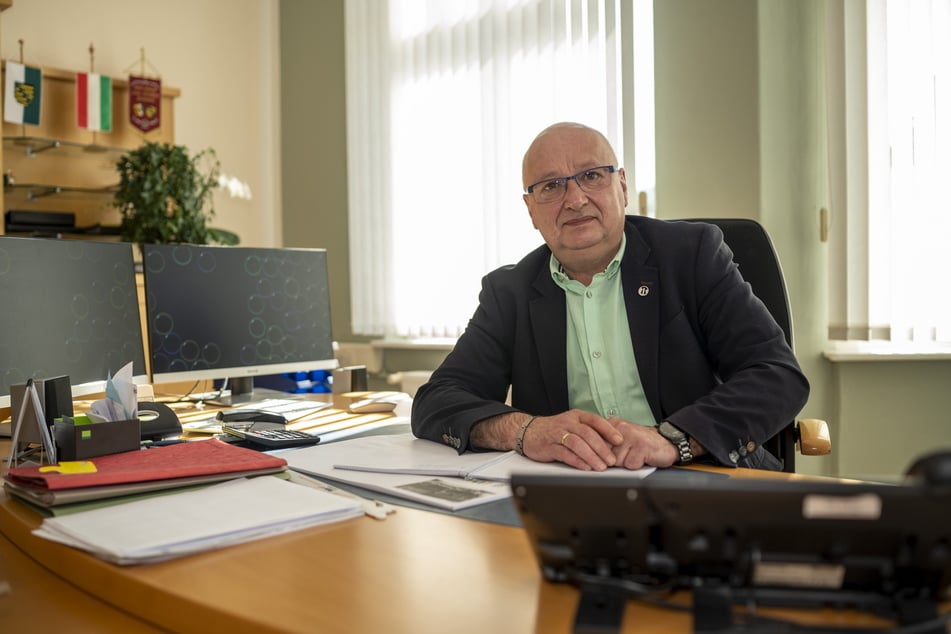 Bürgermeister Steffen Ernst (62, FDP) informierte am Montag seine Mitarbeiter über die Pläne der Landesdirektion.