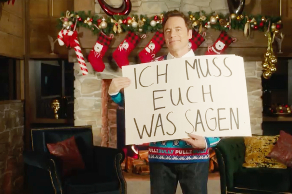 In passend festlicher Kleidung kündigt Michael "Bully" Herbig (55) die Weihnachtsausgabe von "LOL" an.