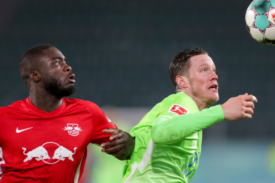 Dayot Upamecano (22, links, hier im Duell mit Wolfsburgs Weghorst) wird immer wieder mit dem FC Bayern München in Verbindung gebracht.