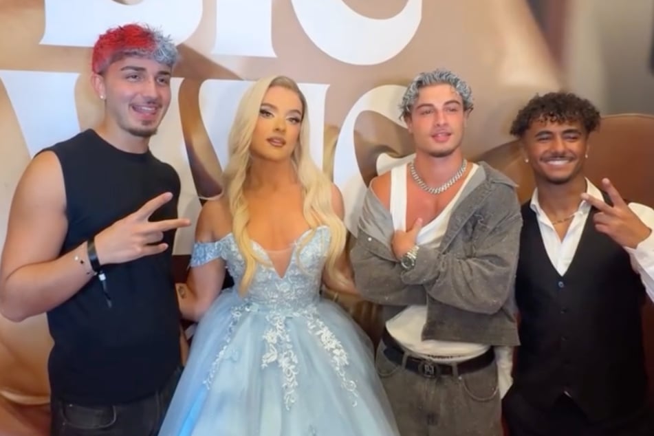 Tim (2.v.l.) tauchte auf seiner Party im Cinderella Kostüm auf und zeigte sich stolz mit seinen Promi-Freunden.