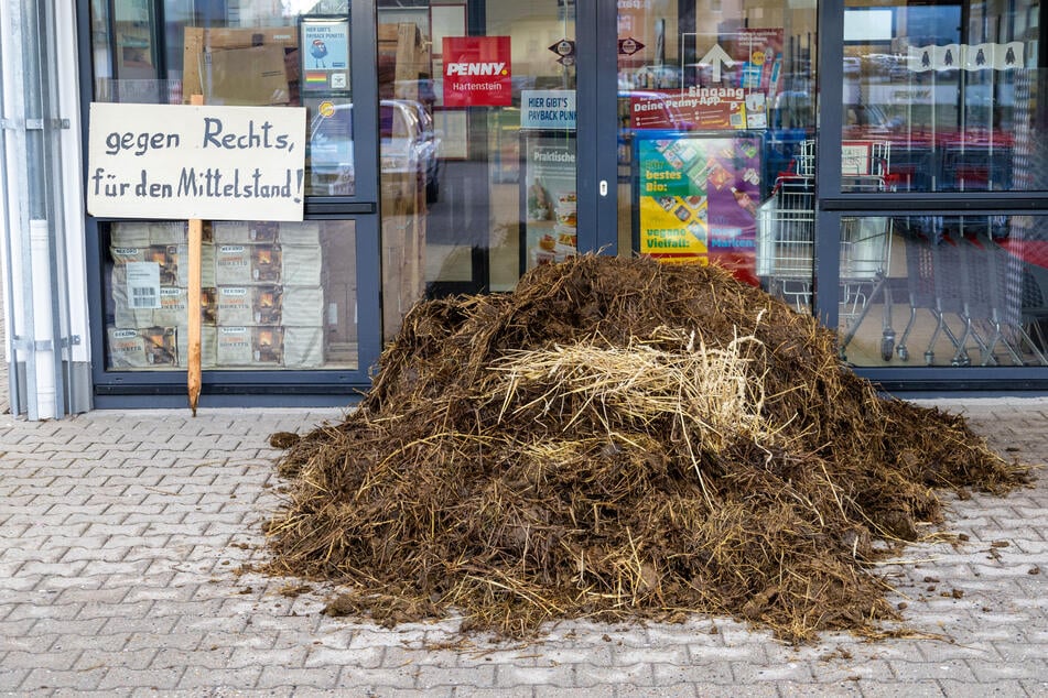 Vor zwei Supermärkten in Hartenstein luden offenbar Landwirte Misthaufen ab.