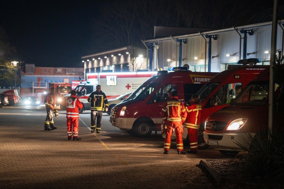 Zahlreiche Rettungskräfte sind im Einsatz.