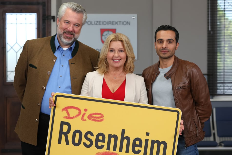 Seit fast 25 Jahren ist Karin Thaler bei "Die Rosenheim-Cops" dabei. Hier steht sie zwischen Dieter Fischer (l.) und Baran Hevi am Set der ZDF-Serie.