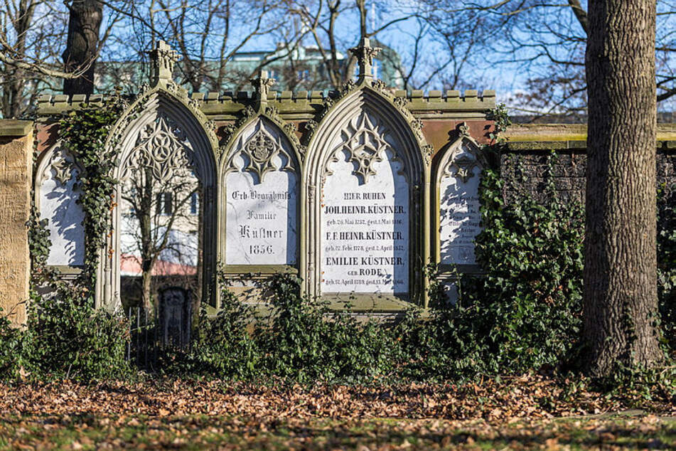 Der Alte Johannisfriedhof birgt das ein oder andere dunkle Geheimnis.
