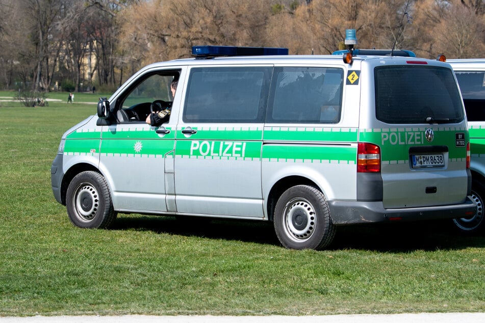 Die Polizei ermittelt und sucht Zeugen. (Symbolbild)