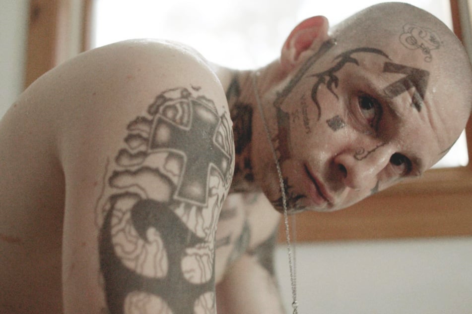 Jamie Bell spielt in "Skin" den tätowierten Ex-Neonazi Byron Widner großartig.