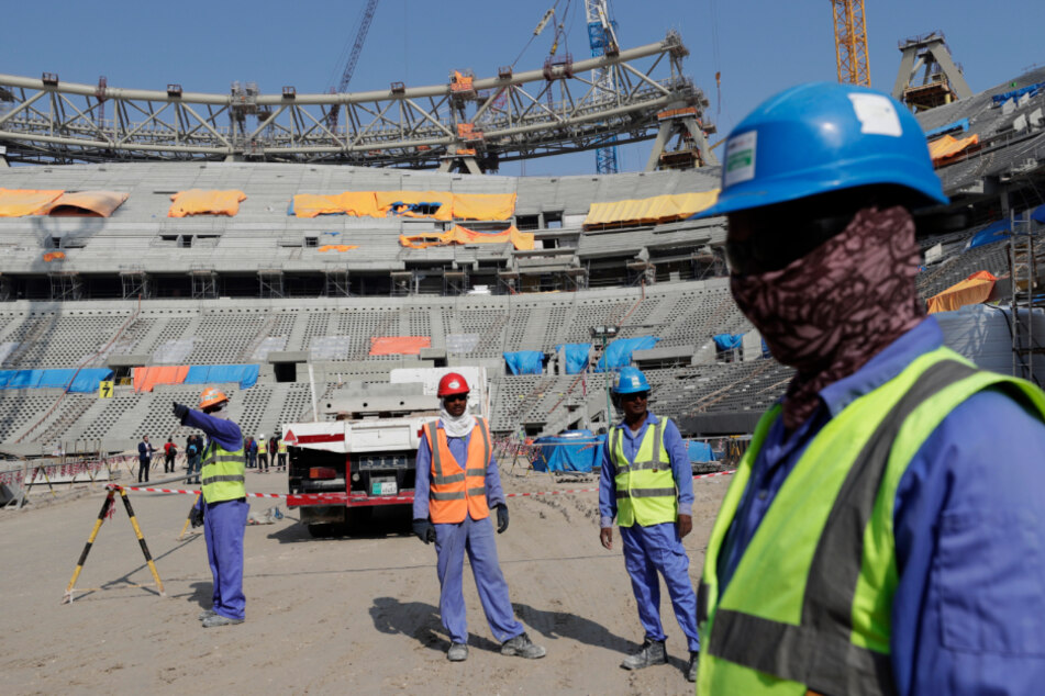 Bauarbeiter arbeiten am Lusail-Stadion, einem der Stadien der WM 2022. Beim Bau der Stadien ist es zu massive Verletzungen von Menschenrechten gekommen.