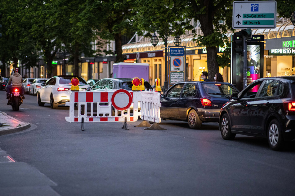 Vergangenes Wochenende hatten Auto-Poser in Düsseldorf mobile Absperrungen an der Königsallee einfach beiseite geschoben.
