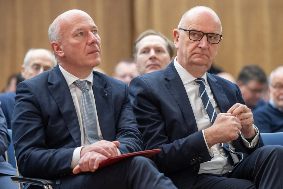 Dietmar Woidke (62, SPD, r.) sitzt mit Berlins Regierendem Bürgermeister, Kai Wegner (51, CDU) bei einer Konferenz.