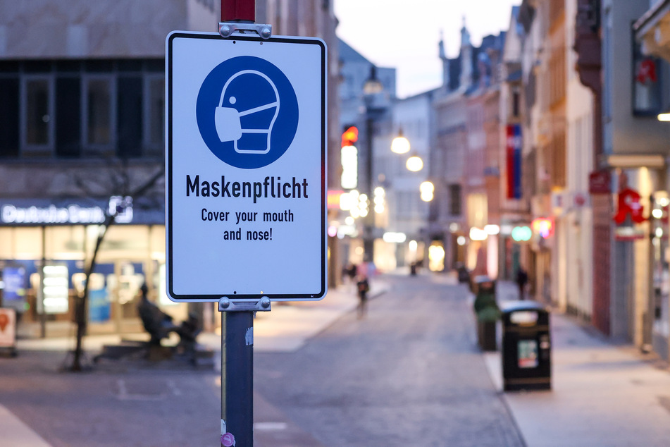 Die Maskenpflicht gilt für Geimpfte und Genesene weiterhin. Jedoch sollen nächtliche Ausgangs- und Kontaktbeschränkungen oder die Testpflicht entfallen.