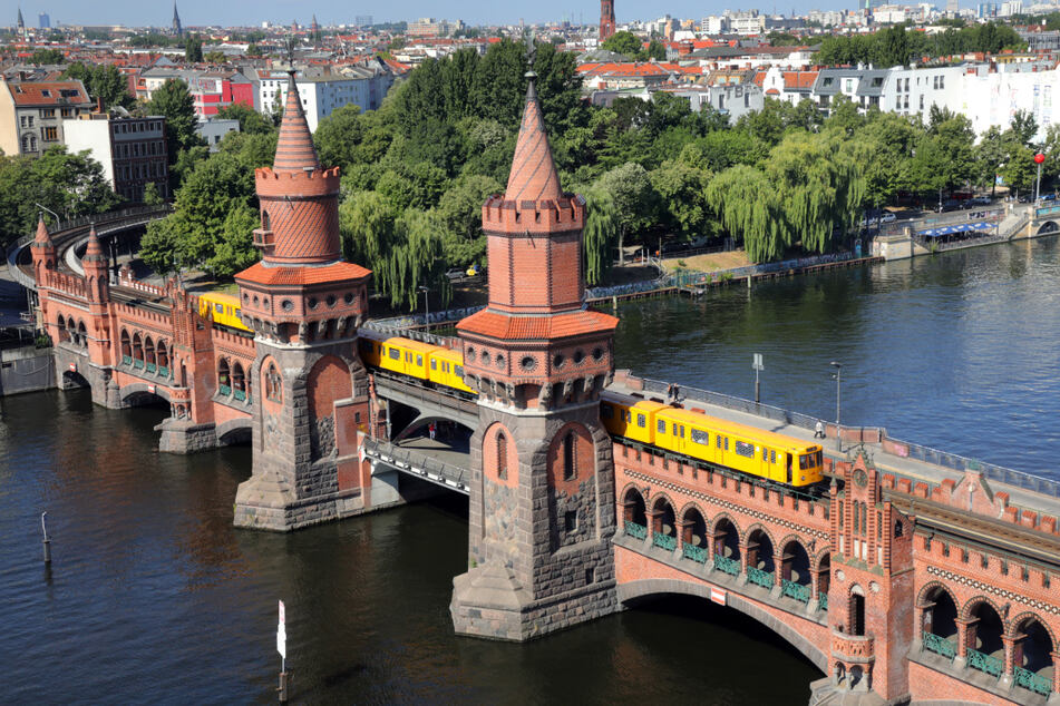 Eine U-Bahn der Linie U1 fährt auf der Oberbaumbrücke über die Spree. Ein Jahr lang war die Verbindung unterbrochen.