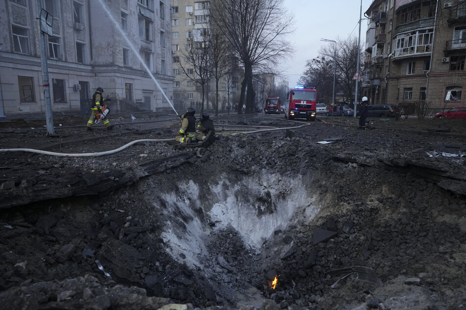 Feuerwehrleute arbeiten in der Nähe eines Kraters nach russischen Angriffen. Die ukrainische Hauptstadt Kiew ist in der Nacht zu Donnerstag in mehreren Wellen mit Raketen angegriffen worden.