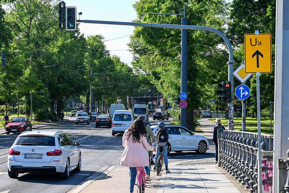 Autos haben Grün, Radler Rot: An die neue Ampelschaltung am Sachsenplatz müssen sich viele Radler erst noch gewöhnen.