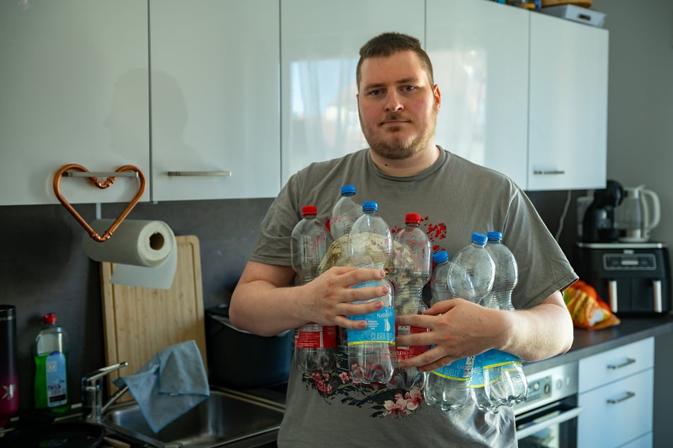 Kochen, Waschen, Spülen: Tim Kern (25) hat im Supermarkt Wasser gekauft.