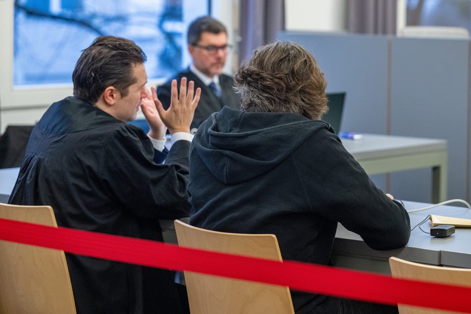 Der Angeklagte (r.) sitzt im Verhandlungssaal des Landgerichts neben seinem Verteidiger Philip Müller.