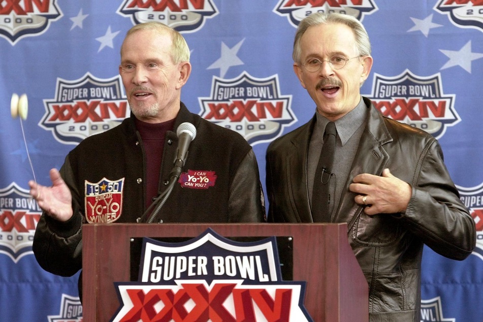 Berühmt geworden ist Tom (l.) mit seinem Bruder Dick (heute 85), hier bei einer Pressekonferenz anlässlich des Super Bowls im Jahr 2000.