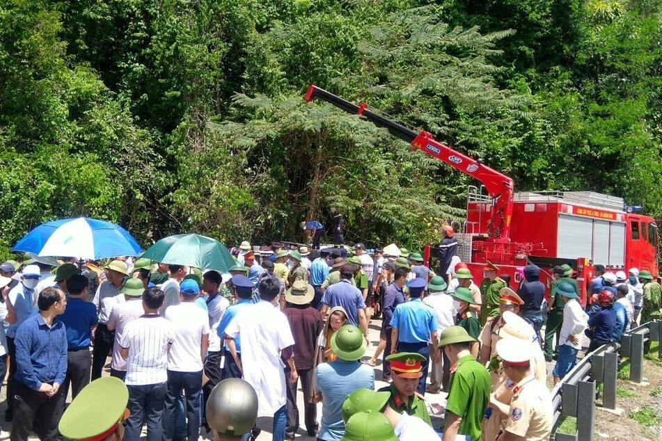 Rettungskräfte und Schaulustige an der Unfallstelle.