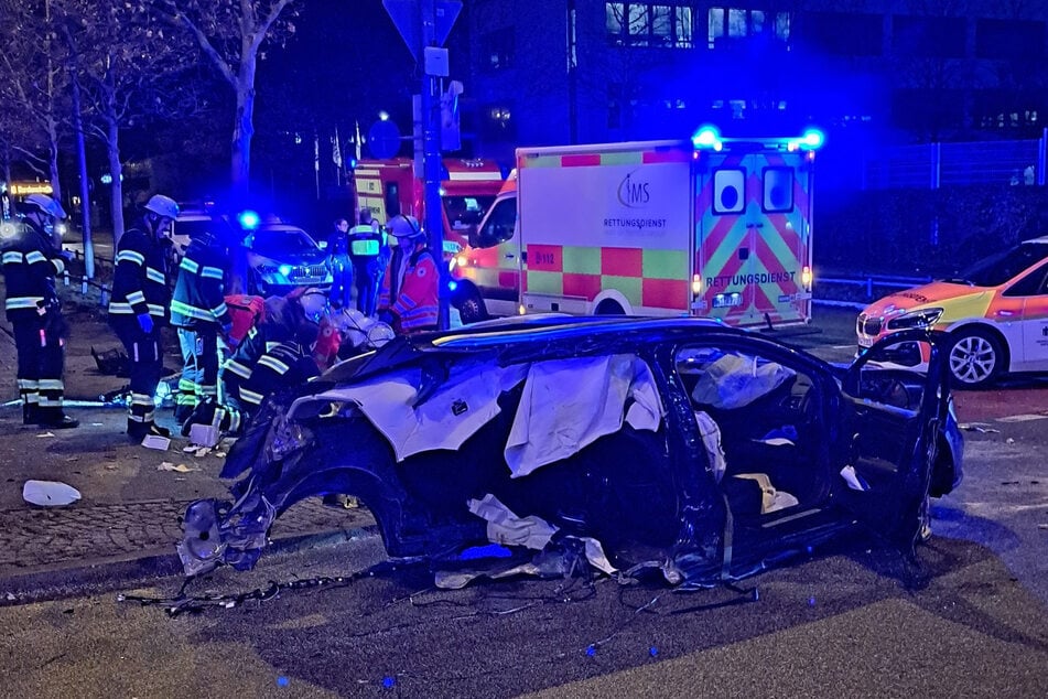 Ampel ignoriert? Porsche-Fahrer (19) rammt Renault, zwei Menschen tot