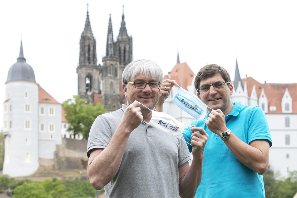 Nein, sie haben keine MEI-SE, sondern 'ne tolle Idee: Porzellan-Designer Olaf Fieber (54, l.) und IT-Experte Carsten Wüstner (46) haben die ausgefallenen Masken entworfen.