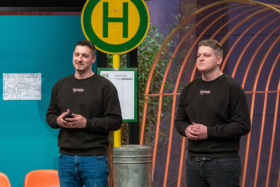Die Brüder Sven (27, l.) und Tobias Hubbes (27) haben die App "lynes" entwickelt, mit der User durch ÖPNV-Fahrten Punkte sammeln können.