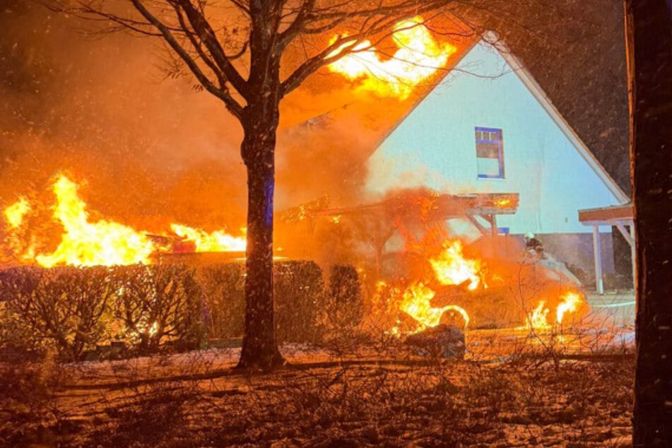 Zwei Autos brennen lichterloh: Feuer greift auf Haus und Carport über