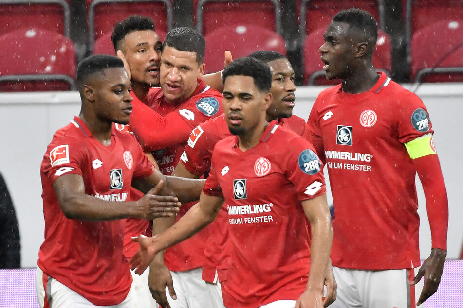 Ronael Pierre-Gabriel mit seinen Teamkollegen nach einem Treffer in der Bundesliga-Partie gegen den SC Paderborn.