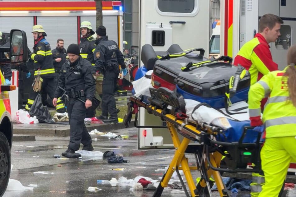 In München ist am Donnerstagvormittag ein Auto in eine Menschenmenge gerast. Zahlreiche Einsatzkräfte sind vor Ort.