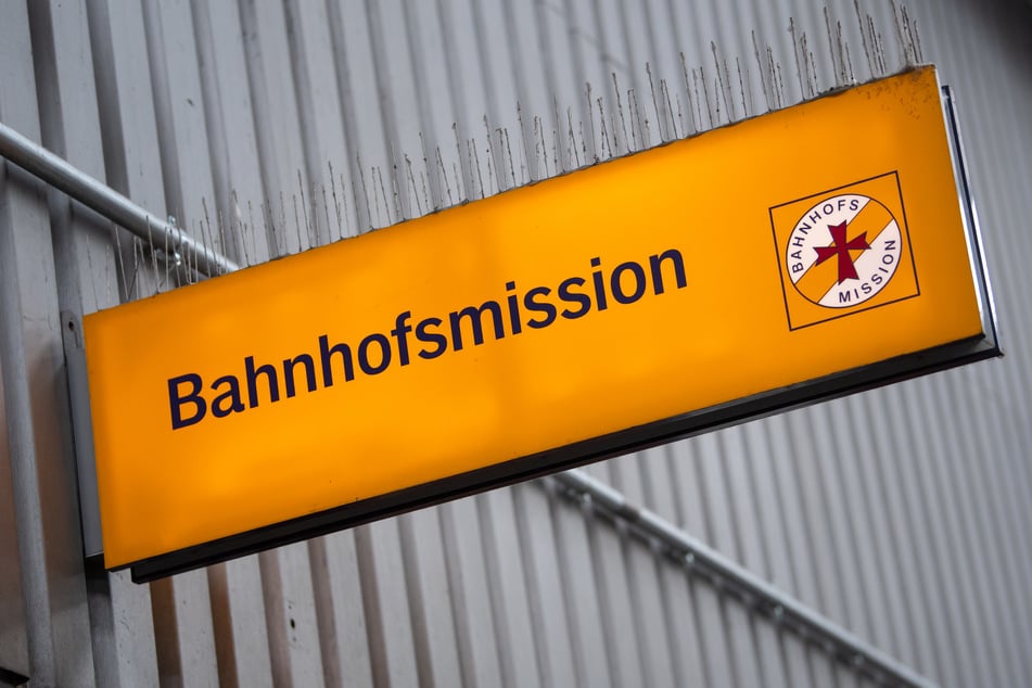 In der Bahnhofsmission am Magdeburger Hauptbahnhof wurden die Mitarbeiter von einem Mann mit einem Stuhl beworfen. (Symbolfoto)