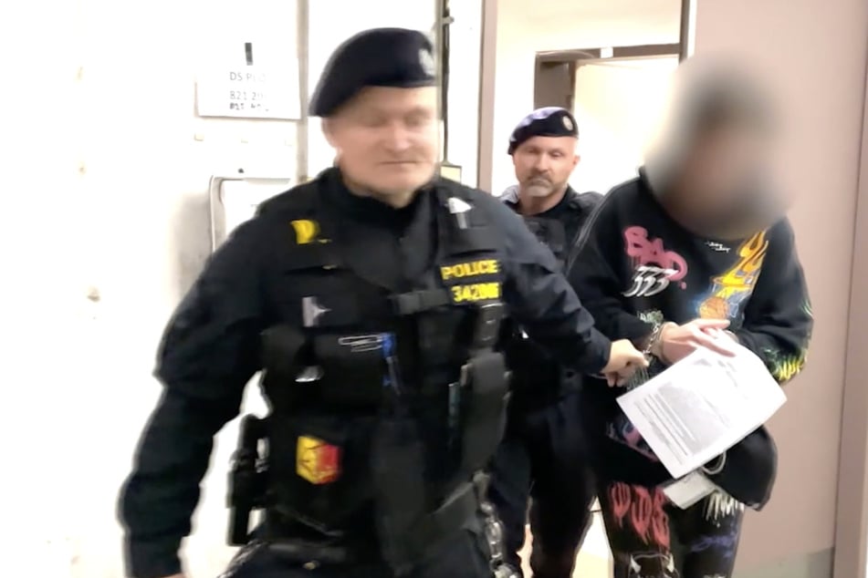 Im Tschechisch-deutschen Polizeizentrum wurde der 33-Jährige (r.) der sächsischen Polizei übergeben.