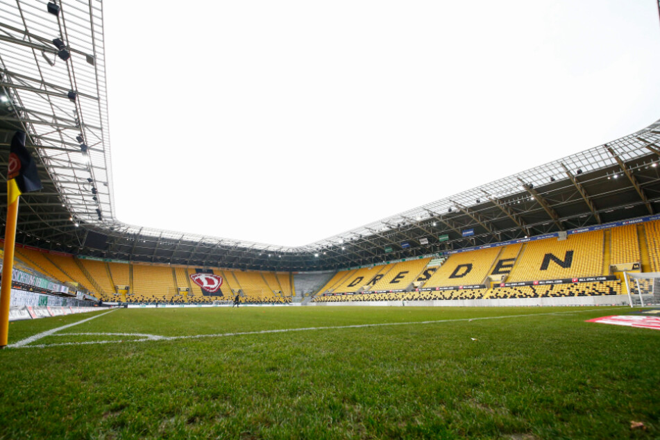 Das Stadion wird - wie leider schon gewohnt - leer bleiben. Immerhin müssen die Schwarz keine Rücksicht mehr auf den lädierten Rasen nehmen - der wird ab 8. Dezember ausgetauscht.