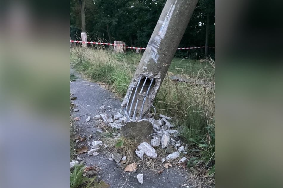 Die beschädigte Betonstraßenlaterne an der Stauffenbergallee.