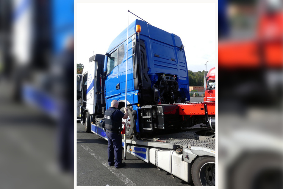Ein Beamter nimmt an dem Autotransporter aus Tschechien Maß. Danach wurde dem Fahrer die Weiterfahrt untersagt.