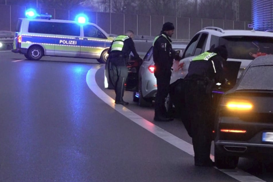 Mehrere Fahrzeuge, darunter auch der Wagen des Hochzeitspaares, wurden nach dem Unfall von der Polizei geprüft.