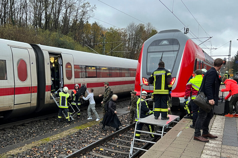 Auf der Bahnstrecke zwischen München wurden bei einem Unfall zwischen einem ICE und einer Regionalbahn mehrere Personen verletzt.