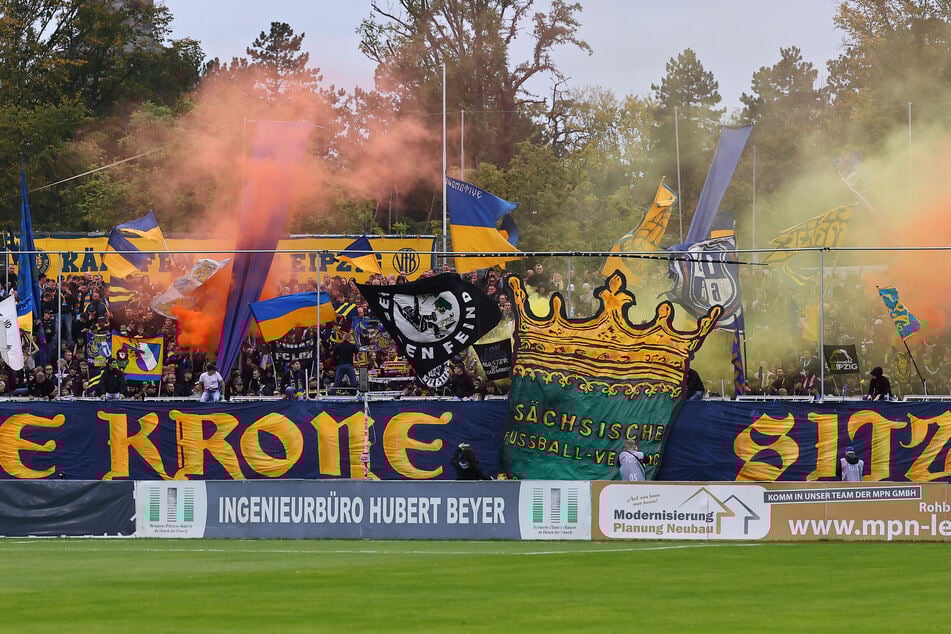 "Die Krone sitzt" teilen die Fans des amtierenden Pokalsiegers mit.