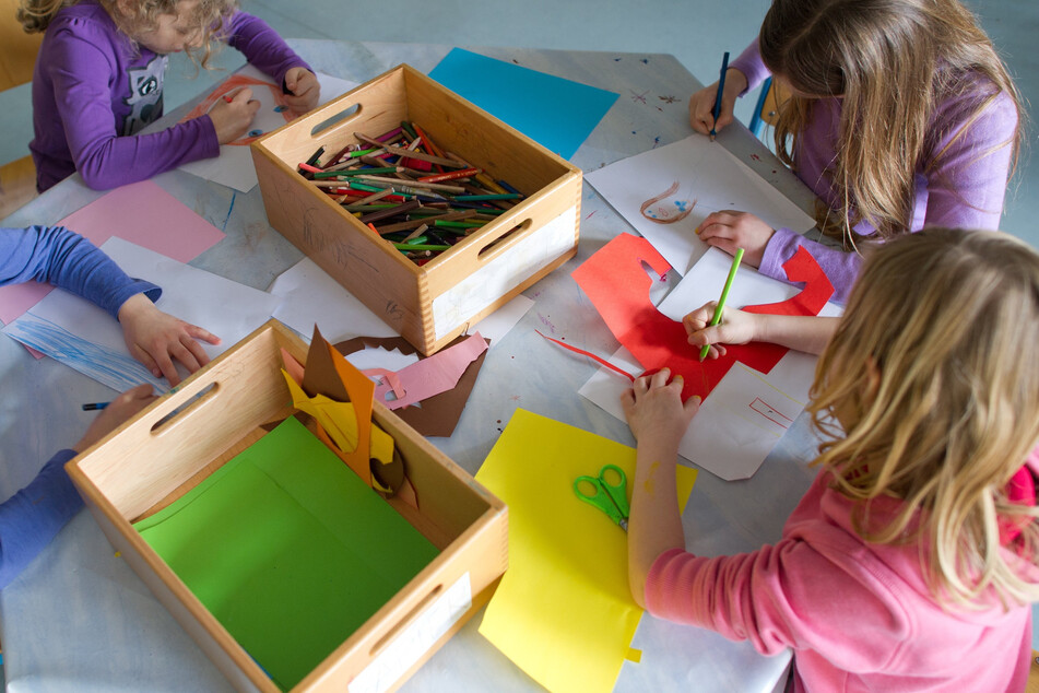 Für den April sind bislang 479 Kinder und 368 Kita-Beschäftigte als infiziert registriert worden - für den März sogar 2007 Kinder und 1607 Beschäftigte. (Symbolfoto)