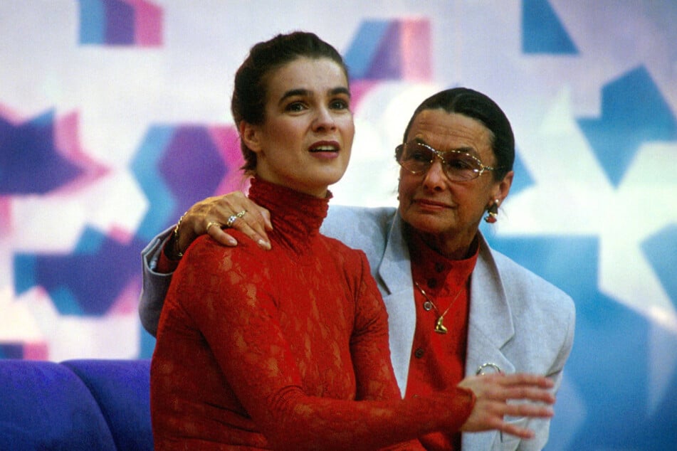 Die echte Trainerin Jutta Müller (r.) legte bei Olympia 1994 beruhigend den Arm um Kufen-Star Katarina Witt.